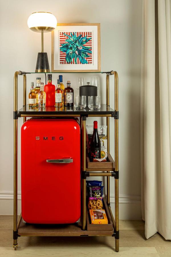 Virgin Hotels Эдинбург Экстерьер фото A bar cart with a refrigerator