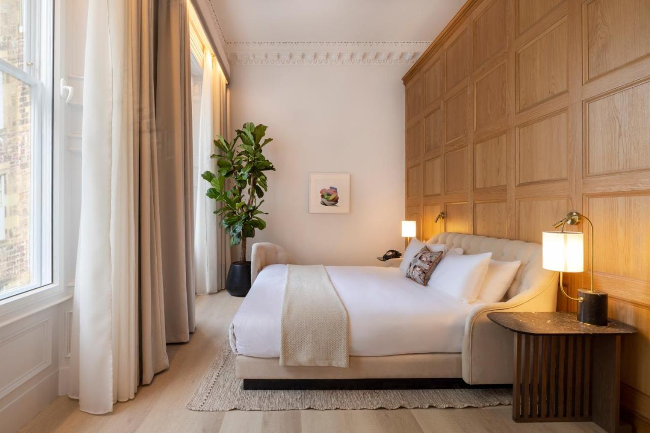 Virgin Hotels Эдинбург Экстерьер фото A bedroom at The Standard London