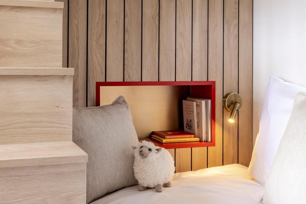 Virgin Hotels Эдинбург Экстерьер фото A white Bichon Frise