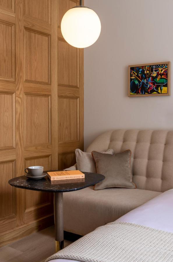 Virgin Hotels Эдинбург Экстерьер фото A sofa