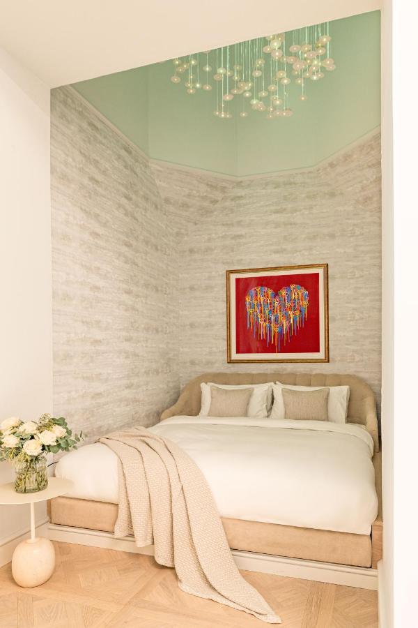 Virgin Hotels Эдинбург Экстерьер фото A bedroom with a bed