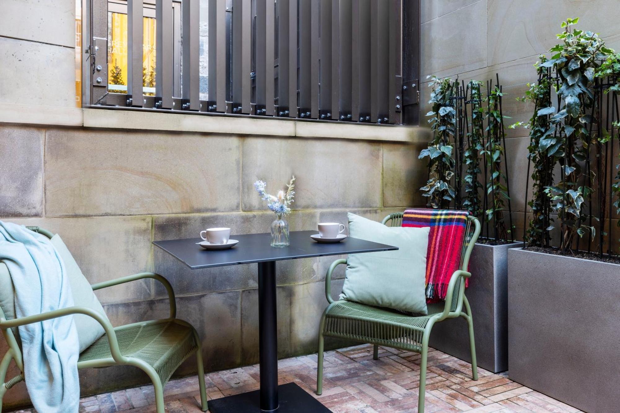 Virgin Hotels Эдинбург Экстерьер фото The courtyard at the hotel